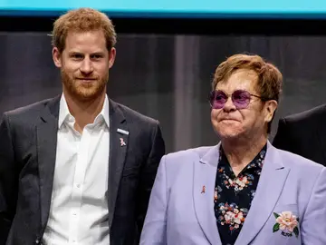 El príncipe británico Enrique y el cantante británico Elton John durante un acto sobre el sida en Ámsterdam El príncipe británico Enrique y el cantante británico Elton John durante un acto sobre el sida en Ámsterdam