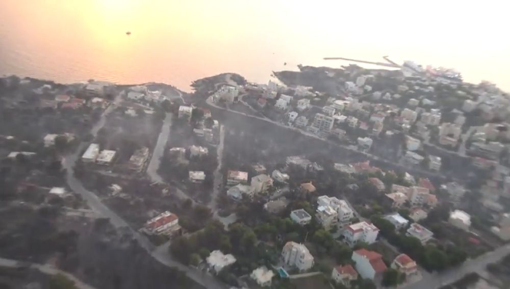 Así se ve desde el aire el paso del fuego en Grecia