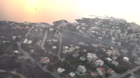 Así se ve desde el aire el paso del fuego en Grecia Así se ve desde el aire el paso del fuego en Grecia