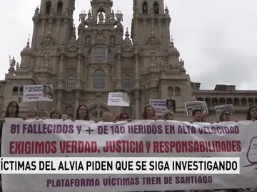 Familiares y víctimas del accidente del Alvia en Angrois aseguran que "es hora de que empiece a haber dimisiones y ceses" Familiares y víctimas del accidente del Alvia en Angrois aseguran que "es hora de que empiece a haber dimisiones y ceses"