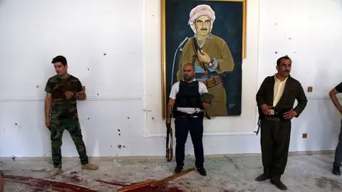 Agentes de seguridad inspeccionan un edificio gubernamental en Erbil Agentes de seguridad inspeccionan un edificio gubernamental en Erbil