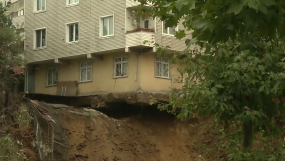 Se derrumba un edifico de Turquía por las fuertes tormentas