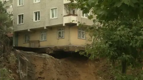 Se derrumba un edifico de Turquía por las fuertes tormentas Se derrumba un edifico de Turquía por las fuertes tormentas