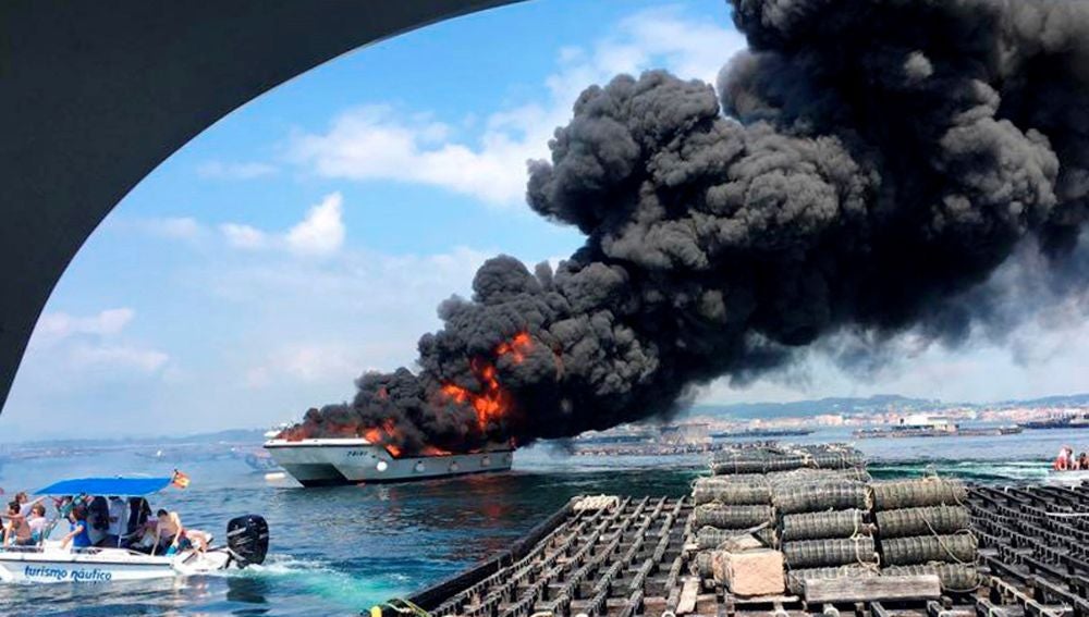 Incendio de un catamarán en Galicia