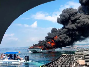 Incendio de un catamarán en Galicia Incendio de un catamarán en Galicia