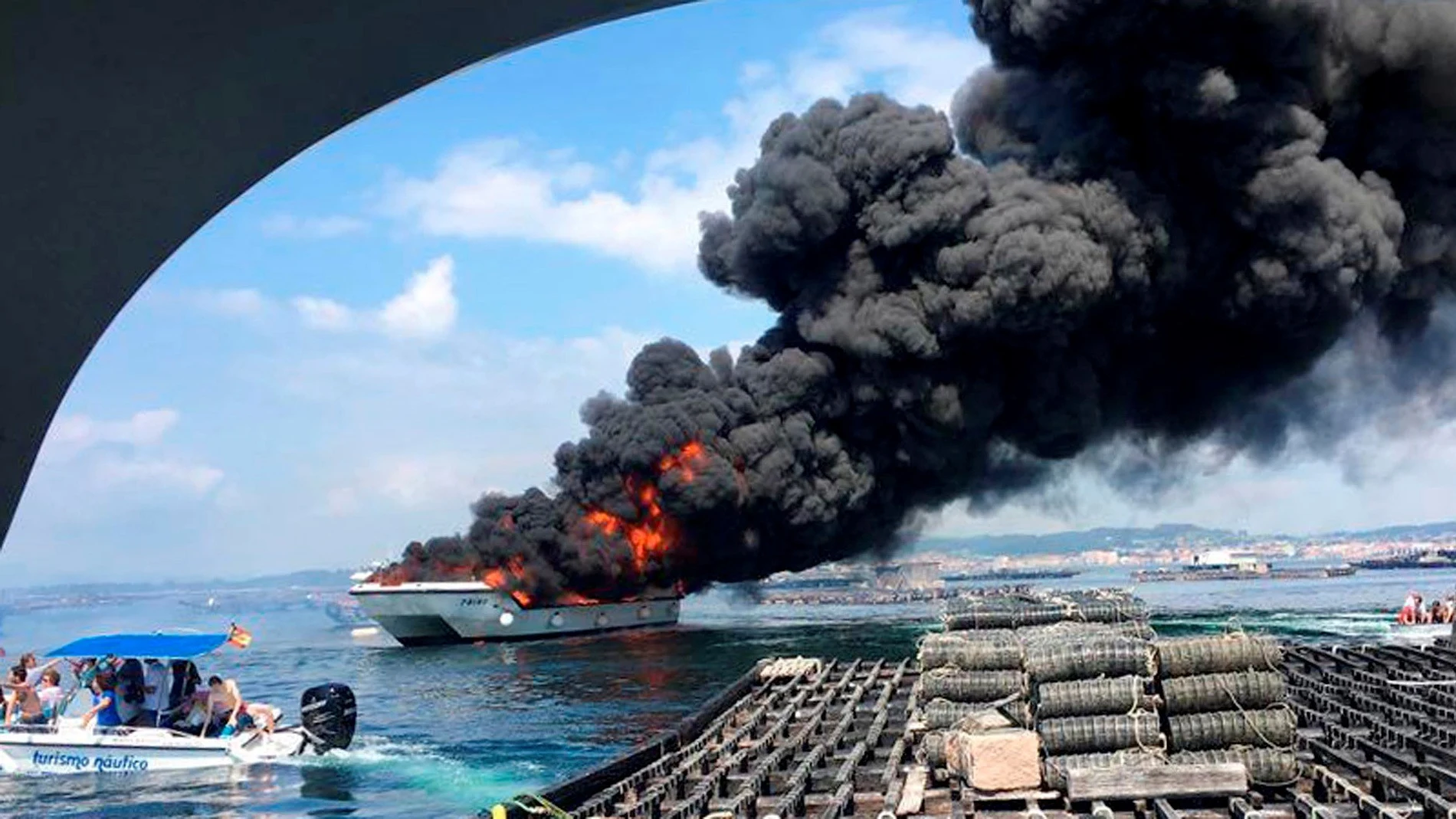Incendio de un catamarán en Galicia Incendio de un catamarán en Galicia