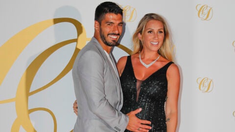 Luis Suárez junto a su embarazadísima esposa 