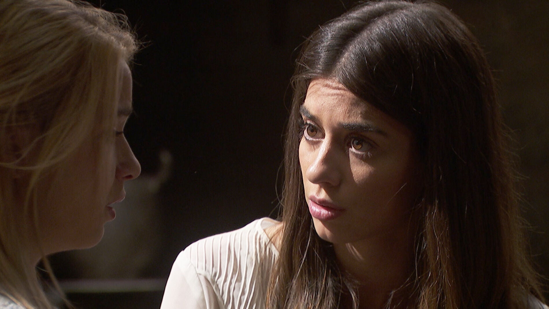 Elsa pregunta a Antolina si est&aacute; embarazada