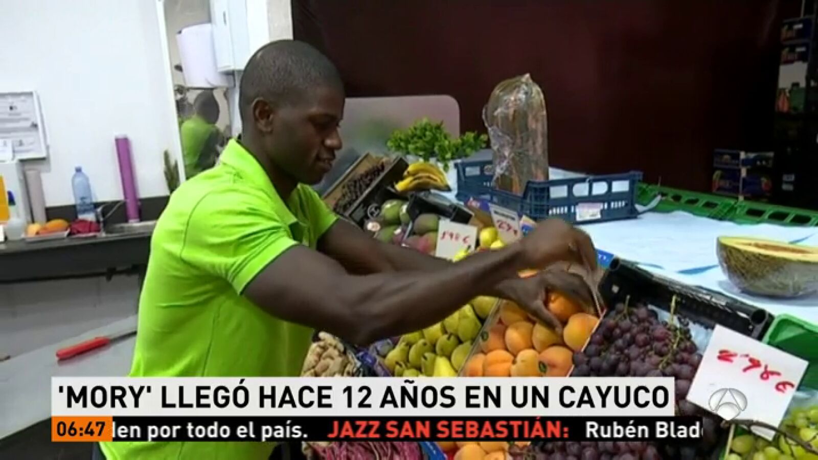 La historia de superación de Mory: llegó a España en cayuco y ahora regenta una frutería