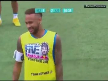 El pique de Neymar con un rival en un torneo de freestyle