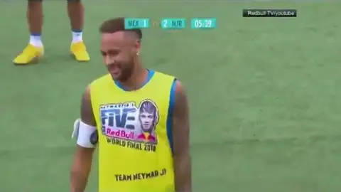 El pique de Neymar con un rival en un torneo de freestyle El pique de Neymar con un rival en un torneo de freestyle
