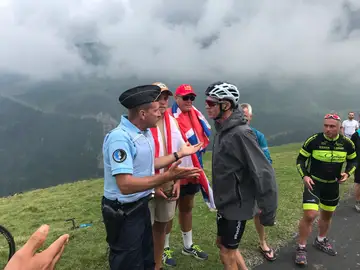 Froome discuta con un gendarme tras una etapa del Tour Froome discuta con un gendarme tras una etapa del Tour