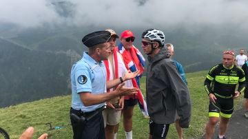 Froome discuta con un gendarme tras una etapa del Tour