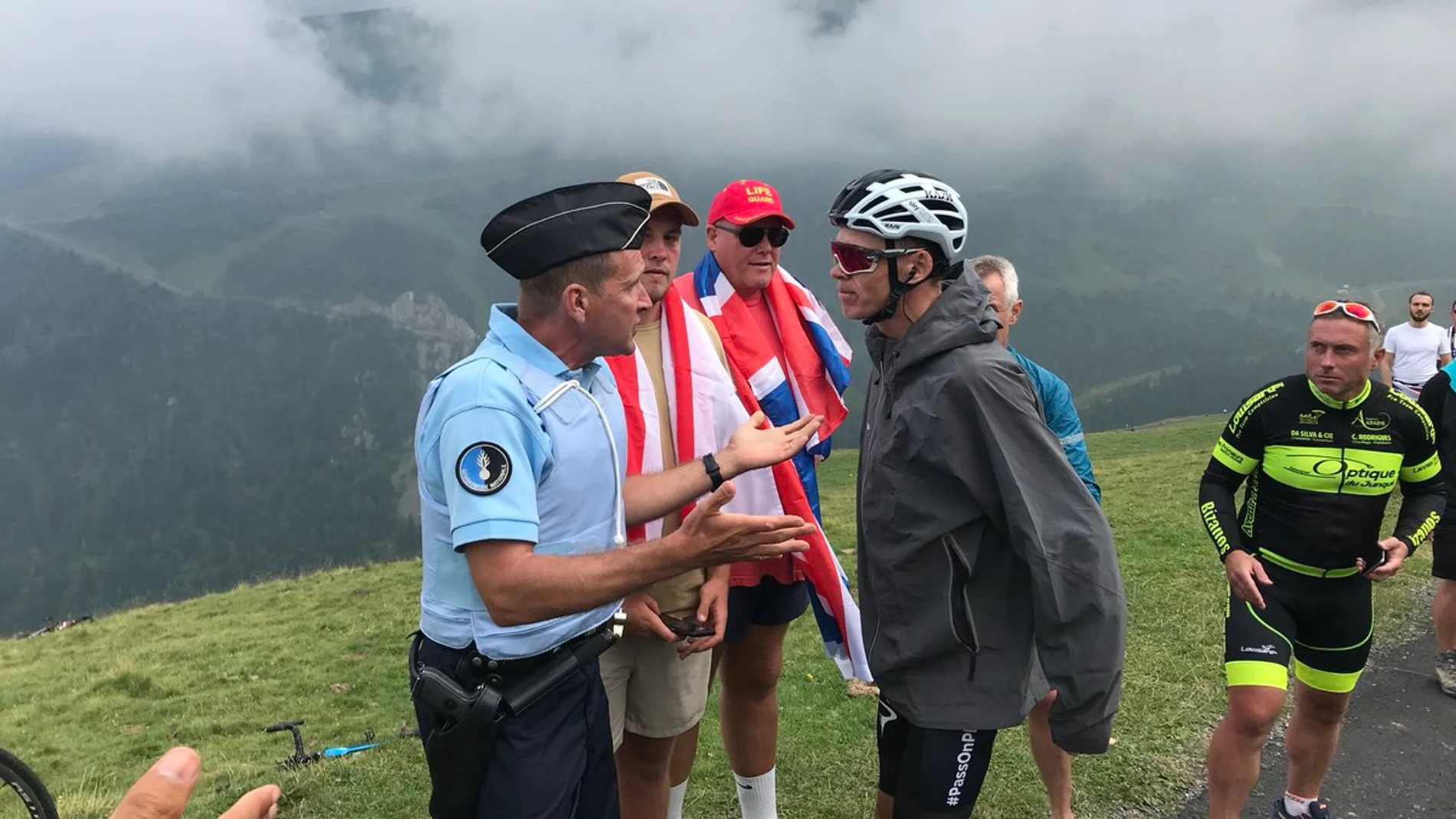 Froome discuta con un gendarme tras una etapa del Tour Froome discuta con un gendarme tras una etapa del Tour