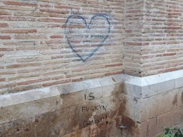 Pintada en la fachada de la Catedral de Valencia Pintada en la fachada de la Catedral de Valencia