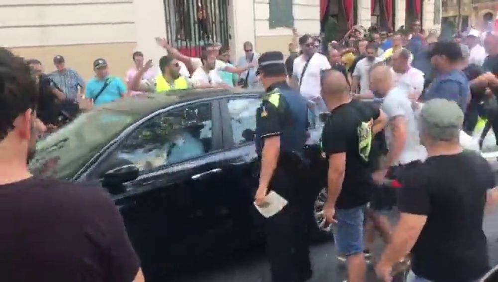 Los taxistas que se manifiestan en Barcelona confunden un vehículo del servicio privado de un hotel con un VTC y le lanzan objetos y patadas