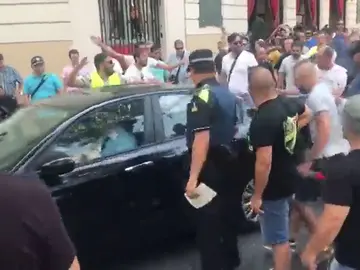 Los taxistas que se manifiestan en Barcelona confunden un vehículo del servicio privado de un hotel con un VTC y le lanzan objetos y patadas Los taxistas que se manifiestan en Barcelona confunden un vehículo del servicio privado de un hotel con un VTC y le lanzan objetos y patadas