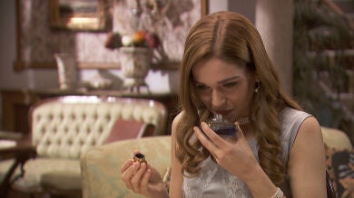 Fernando regala un perfume a Julieta ante la presencia de Prudencio 