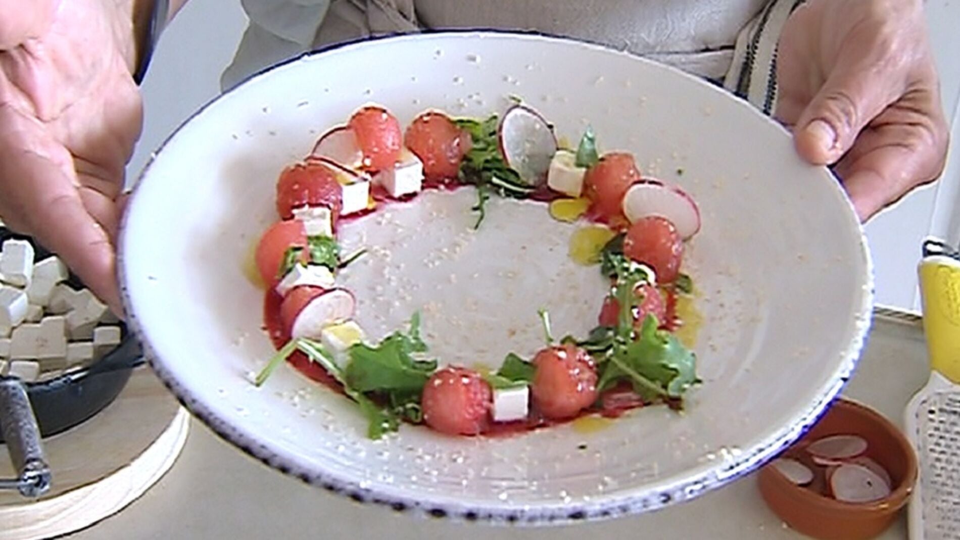 Receta de Bárbara Amorós: ensalada de frutas con queso y sandía