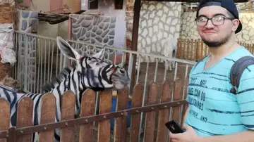 Imagen del chico con el animal Imagen del chico con el animal