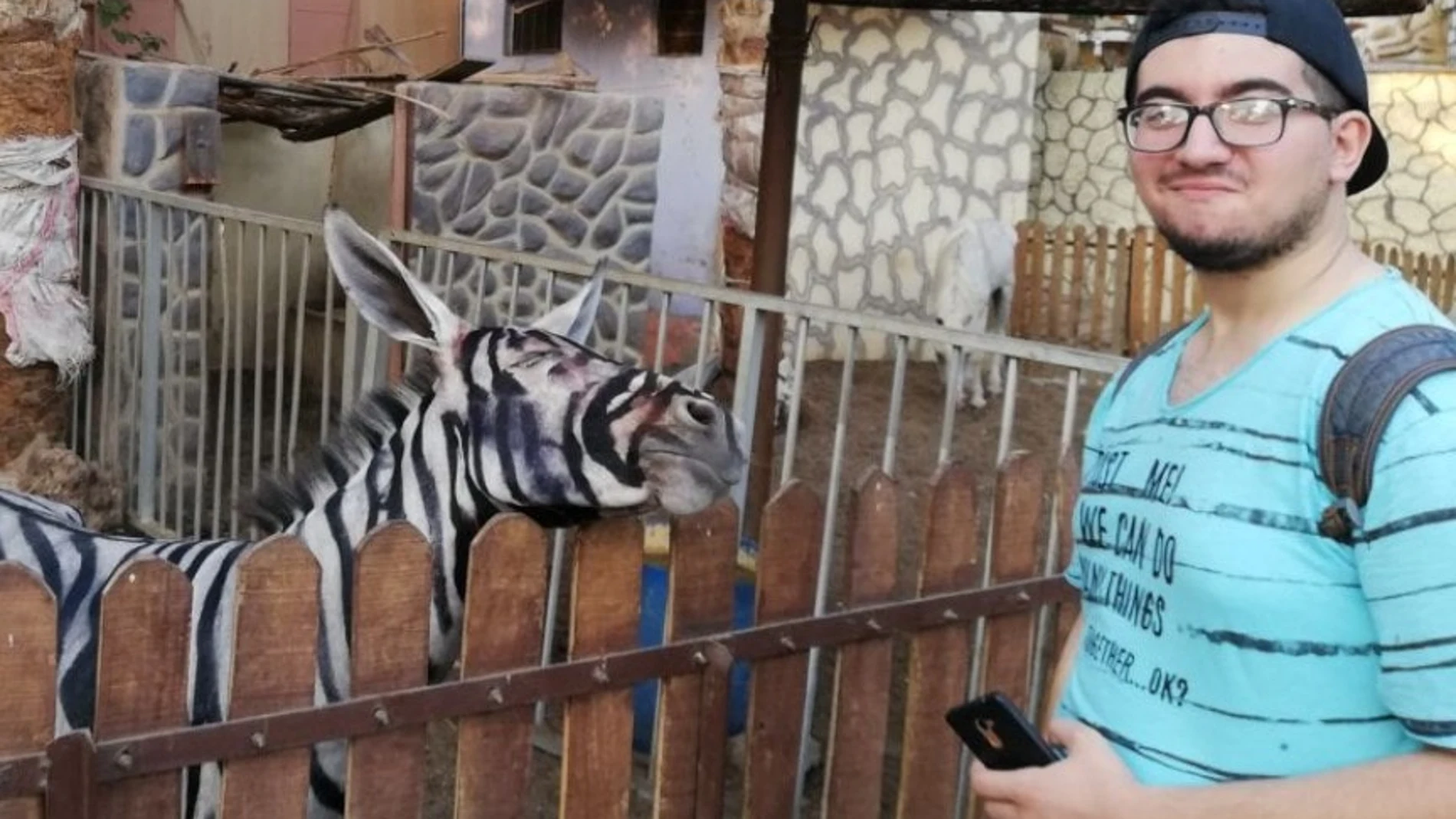 Imagen del chico con el animal Imagen del chico con el animal