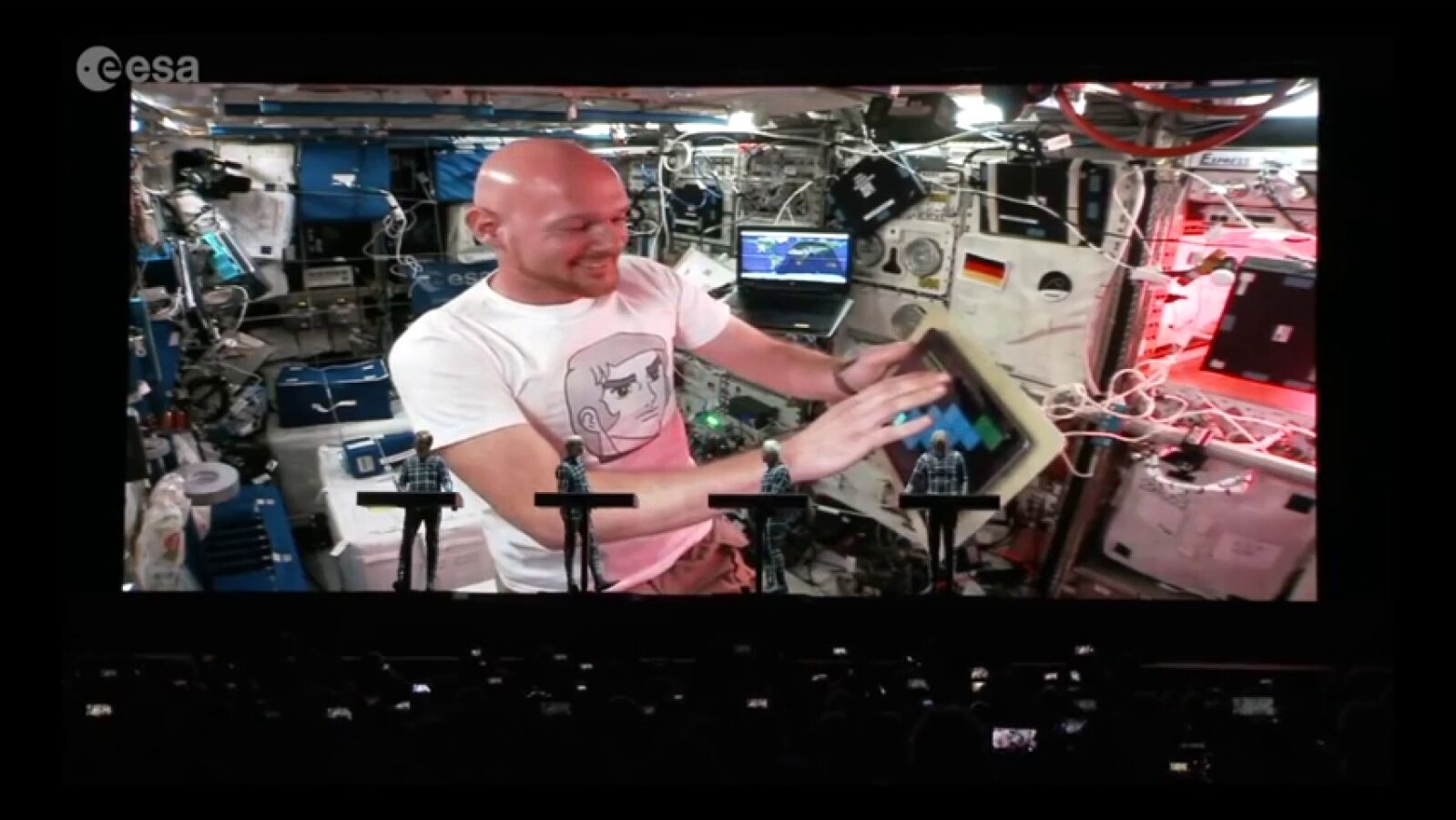 El astronauta alemán Alexander Grest toca en directo desde el espacio en el Festival de Jazz de Stuttgart