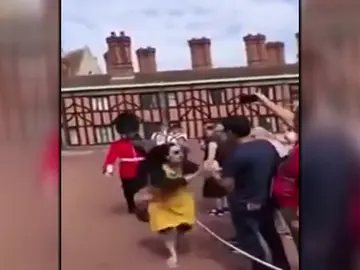 Un guardia real británico empuja a una turista que se había saltado el cordón de seguridad de Windsor Un guardia real británico empuja a una turista que se había saltado el cordón de seguridad de Windsor