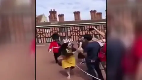 Un guardia real británico empuja a una turista que se había saltado el cordón de seguridad de Windsor Un guardia real británico empuja a una turista que se había saltado el cordón de seguridad de Windsor
