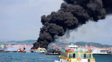 Columna de humo negro provocada por el incendio de un catamarán turístico.