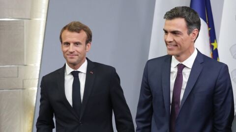 El presidente del Gobierno, Pedro Sánchez, junto a Macron