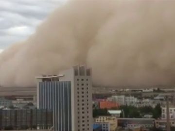  Una espectacular tormenta de arena envuelve la ciudad de Golmud 