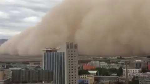 Una espectacular tormenta de arena envuelve la ciudad de Golmud Una espectacular tormenta de arena envuelve la ciudad de Golmud