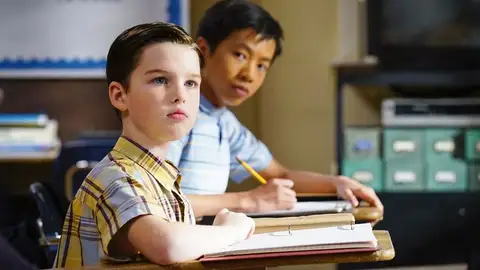 Tam y Sheldon en 'El joven Sheldon' Tam y Sheldon en 'El joven Sheldon'