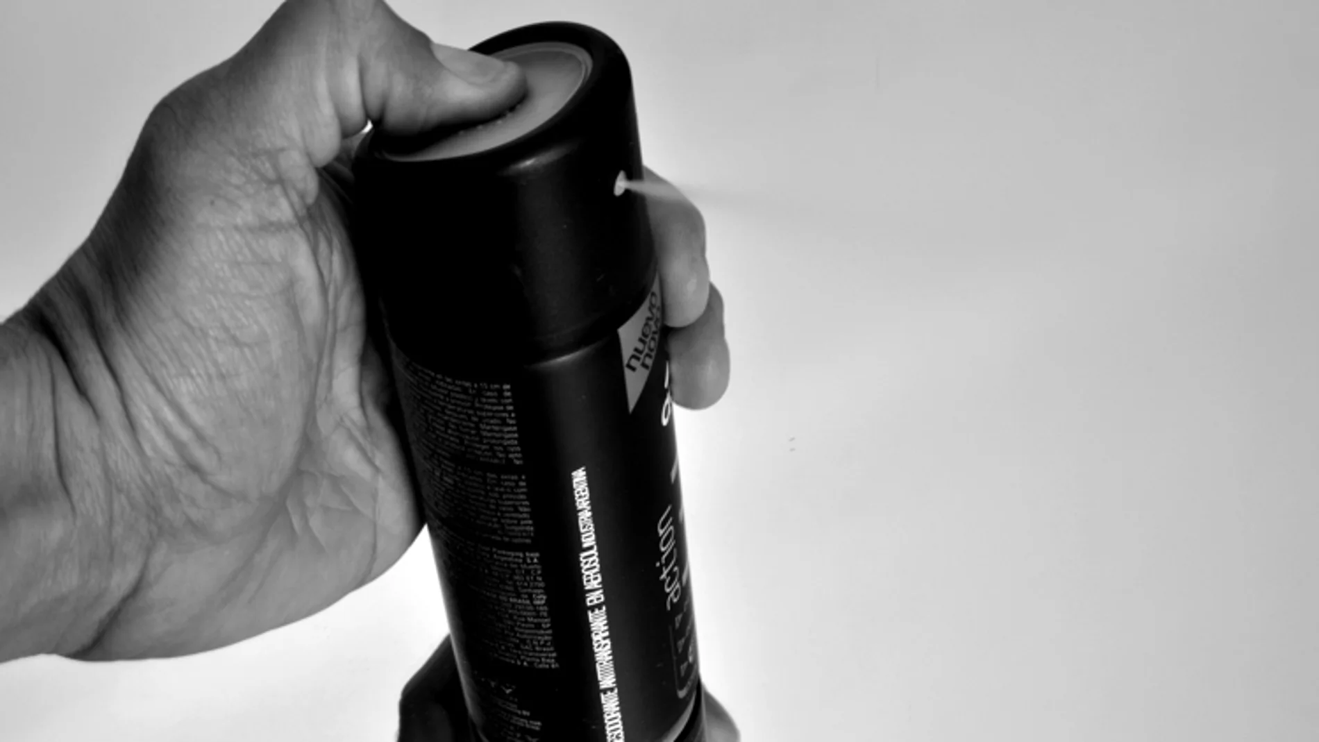 Los desodorantes actúan inhibiendo la secreción de sudor y la actividad bacteriana Los desodorantes actúan inhibiendo la secreción de sudor y la actividad bacteriana