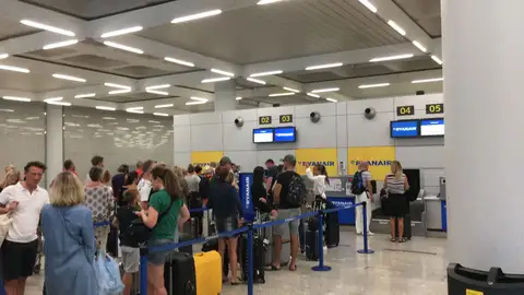Mostrador de facturación de equipaje de Ryanair en el aeropuerto de Palma. Mostrador de facturación de equipaje de Ryanair en el aeropuerto de Palma.