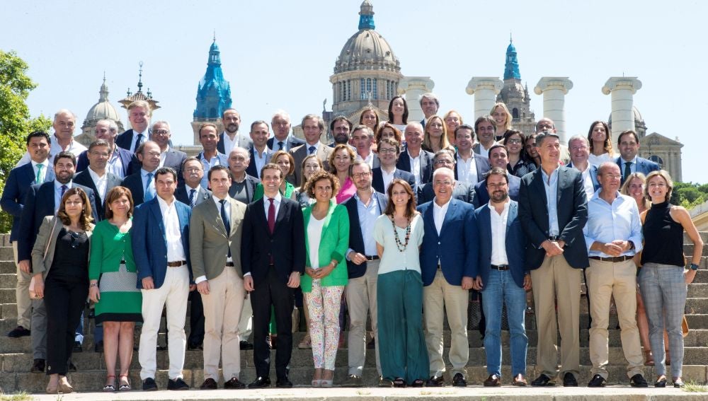 La nueva ejecutiva del PP se fotografía por primera vez en la fuente de Montjuïc