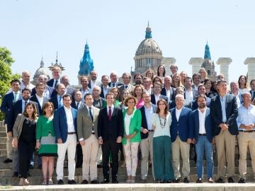 La nueva ejecutiva del PP se fotografía por primera vez en la fuente de Montjuïc