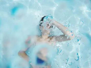 Un niño en la piscina Un niño en la piscina