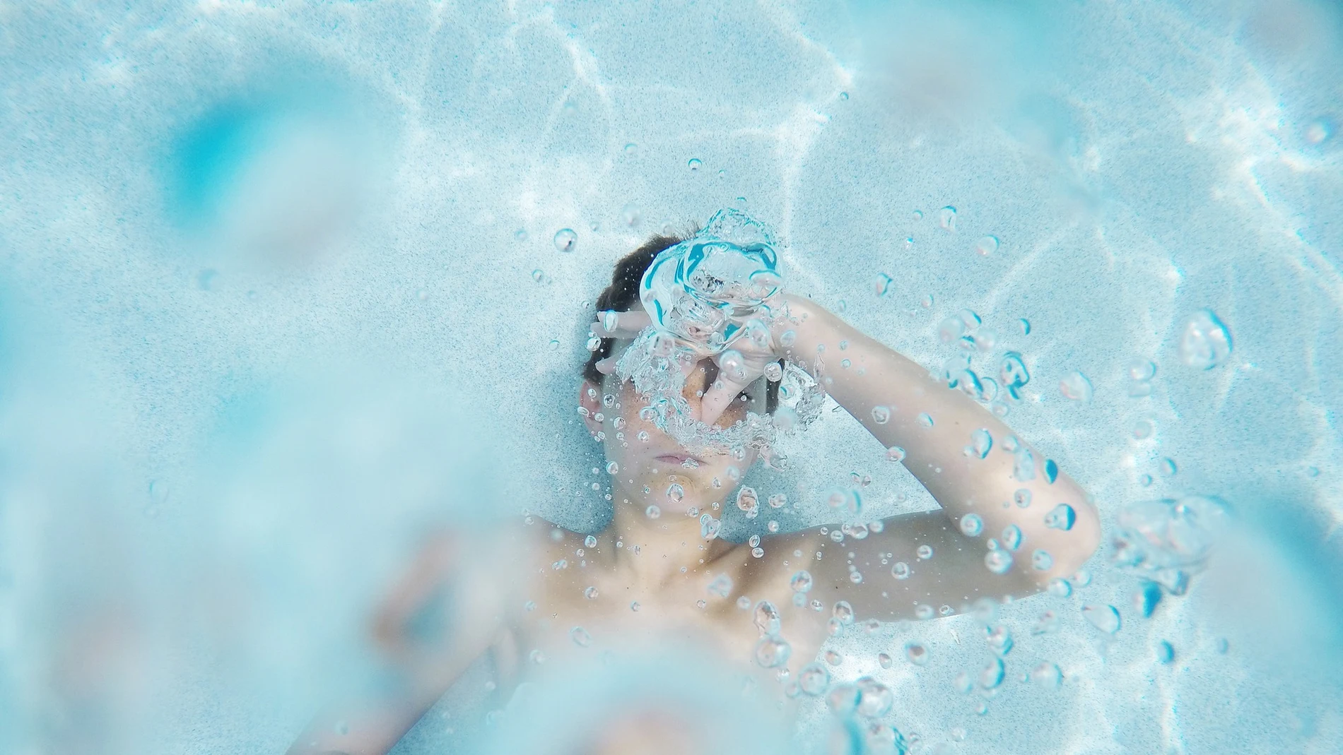 Un niño en la piscina Un niño en la piscina