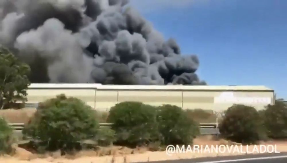 Un incendio en Dos Hermanas provoca una gran columna de humo que se ve desde Sevilla