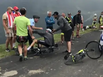 Un gendarme tira a Chris Froome de la bicicleta al confundirle con un aficionado Un gendarme tira a Chris Froome de la bicicleta al confundirle con un aficionado