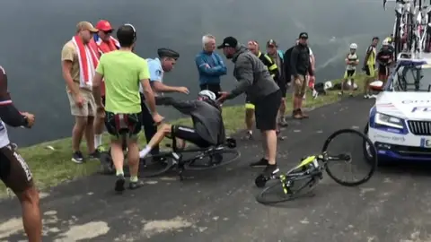 Un gendarme tira a Chris Froome de la bicicleta al confundirle con un aficionado Un gendarme tira a Chris Froome de la bicicleta al confundirle con un aficionado
