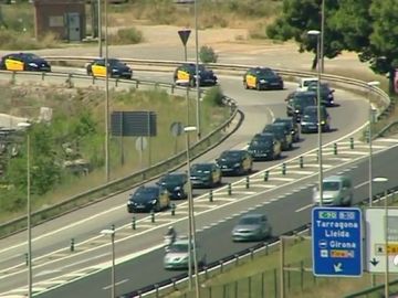 La marcha lenta de los taxistas en huelga genera largas colas en la Ronda Litoral