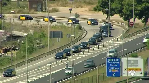 La marcha lenta de los taxistas en huelga genera largas colas en la Ronda Litoral La marcha lenta de los taxistas en huelga genera largas colas en la Ronda Litoral