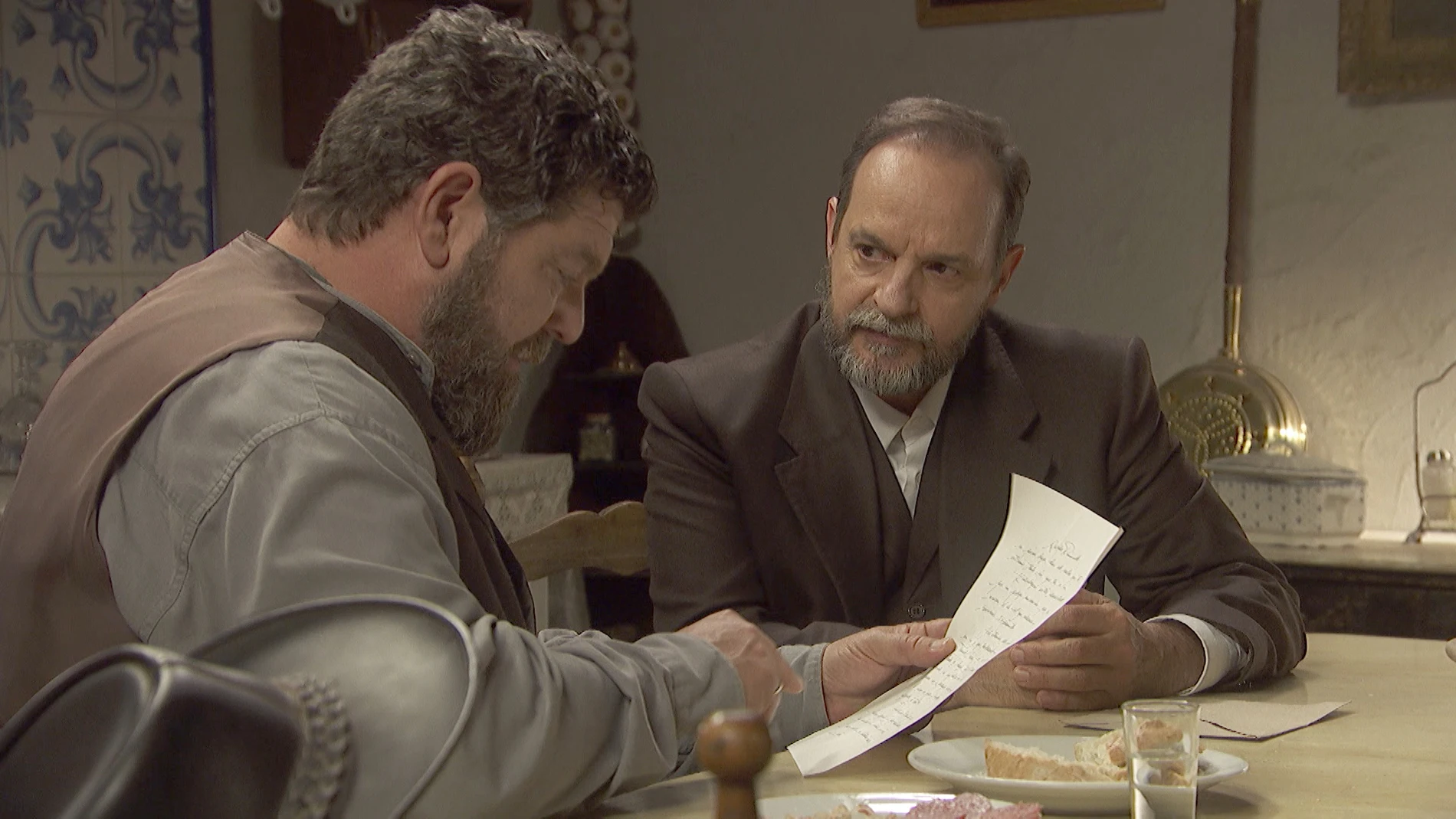 Raimundo descubre el mensaje secreto de Francisca en su carta