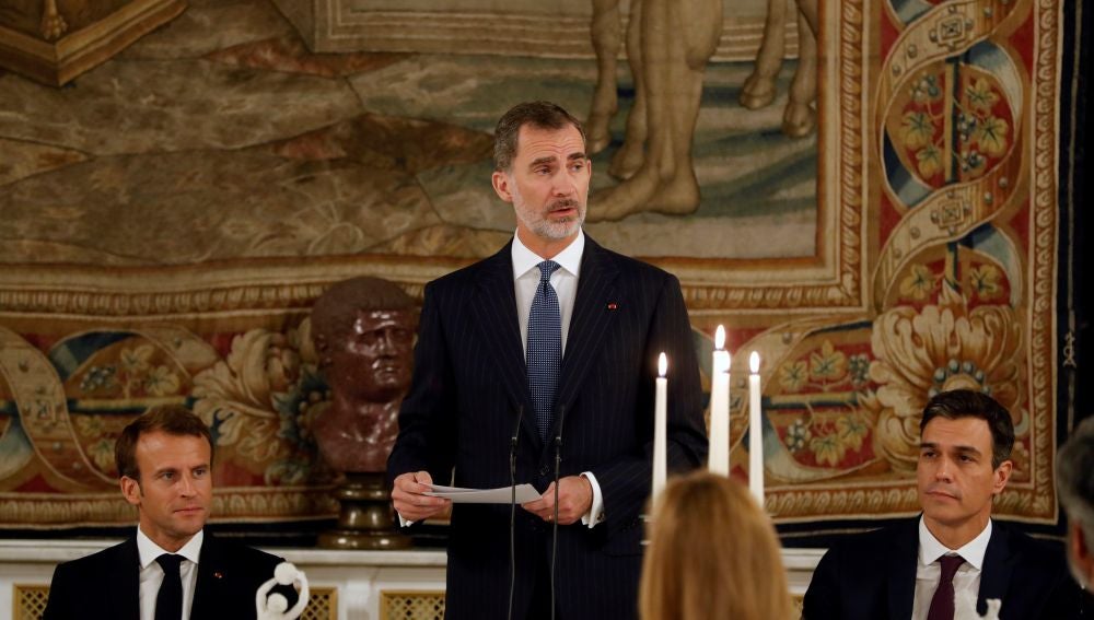 El rey Felipe VI , junto al presidente de Francia, Emmanuel Macron (i), y el presidente del Gobierno español, Pedro Sánchez (d)