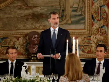 El rey Felipe VI , junto al presidente de Francia, Emmanuel Macron (i), y el presidente del Gobierno español, Pedro Sánchez (d) El rey Felipe VI , junto al presidente de Francia, Emmanuel Macron (i), y el presidente del Gobierno español, Pedro Sánchez (d)