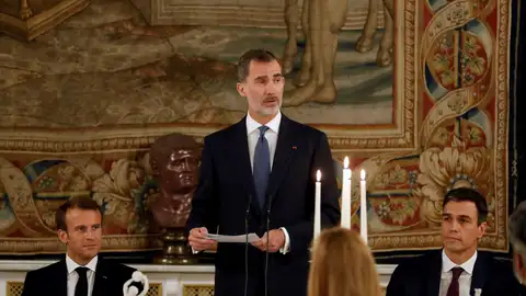 El rey Felipe VI , junto al presidente de Francia, Emmanuel Macron (i), y el presidente del Gobierno español, Pedro Sánchez (d) El rey Felipe VI , junto al presidente de Francia, Emmanuel Macron (i), y el presidente del Gobierno español, Pedro Sánchez (d)