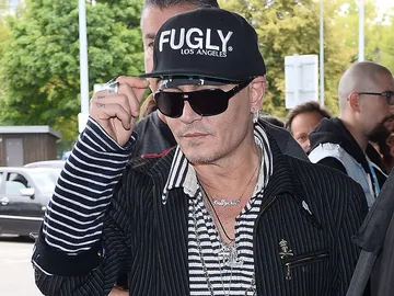 Johnny Depp en el aeropuerto Johnny Depp en el aeropuerto