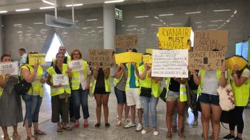 Trabajadores de Ryanair protestan en el aeropuerto de Palma.